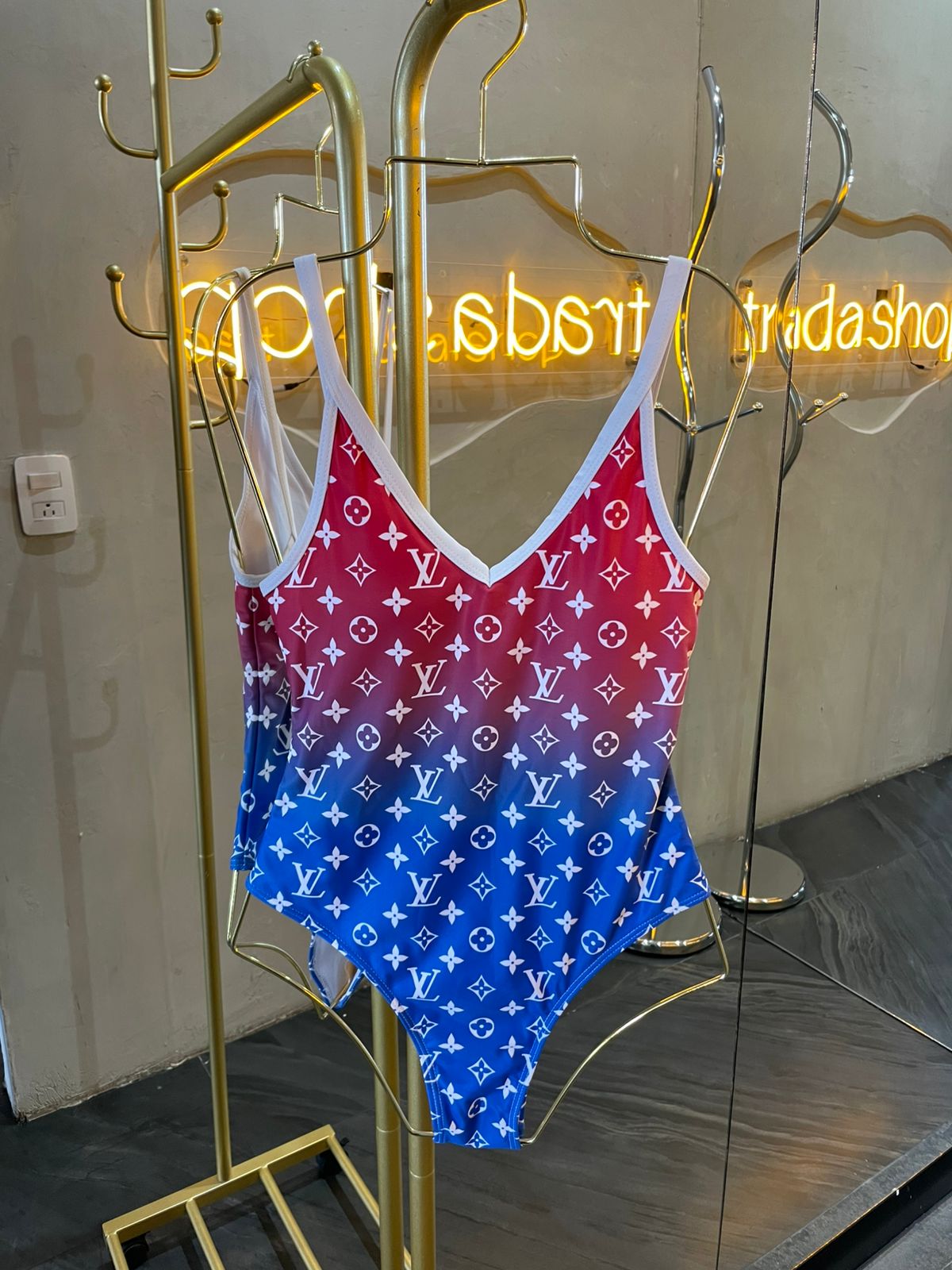 traje de baño azul con rojo